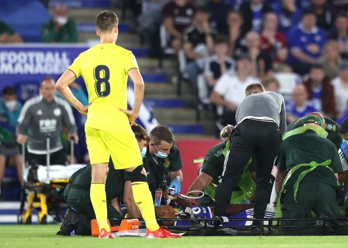 1332380532 LEICESTER, ENGLAND - AUGUST 04: Medics help an injured Wesley Fofana of Leicester City during a Pre Season Friendly match between Leicester City and Villarreal CF at The King Power Stadium on August 04, 2021 in Leicester, England. (Photo by Alex Pantling/Getty Images)