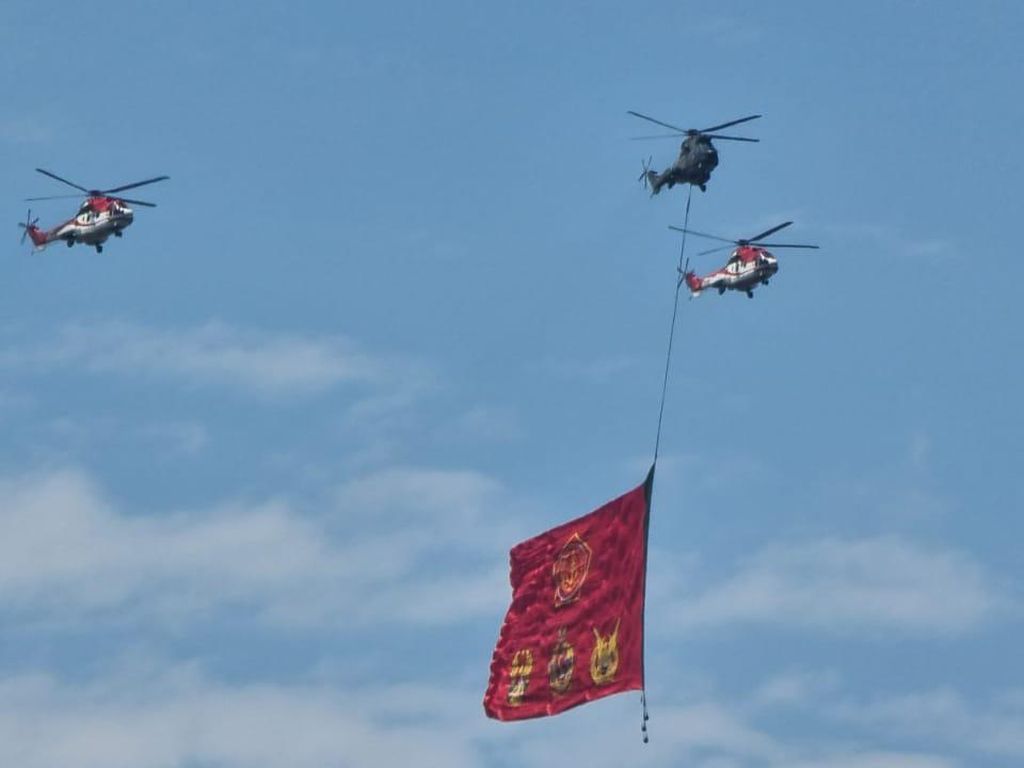 17 Agustus, TNI AU Kibarkan Bendera Merah Putih Raksasa di Langit Jakarta