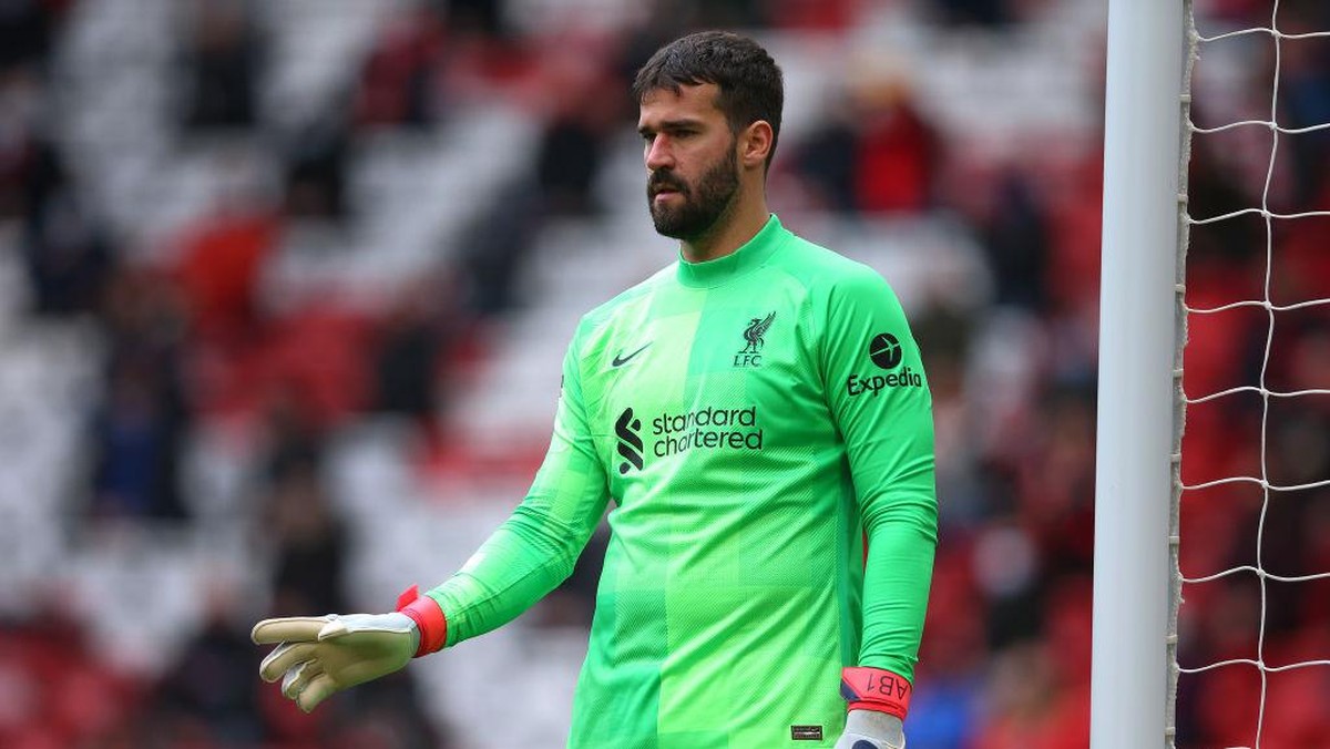Alisson betah di Liverpool karena anak dan istri (Getty Images/Alex Livesey)