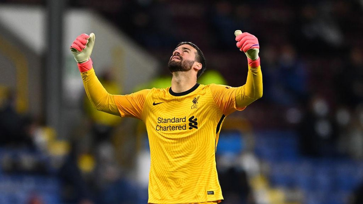 Alisson Becker perpanjang kontrak di Liverpool hingga 2027 (Getty Images/Clive Mason)