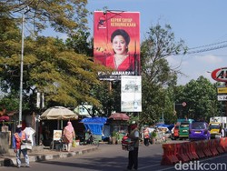 Baliho Raksasa Puan Maharani Turut Mejeng di Kota Cimahi