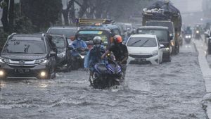 Hujan Deras, Margonda Raya Tergenang, Motor Mogok