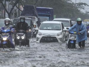 Cara Menghindari Motor Mogok Saat Melewati Banjir di Musim Hujan