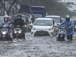 Cara Menghindari Motor Mogok Saat Melewati Banjir di Musim Hujan