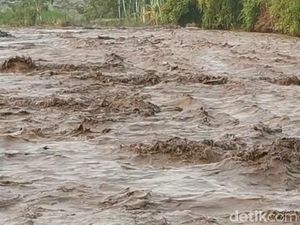 Banjir Lahar Hujan Gunung Semeru Terjadi di Dua Sungai Banjir Lahar Hujan Gunung Semeru Terjadi di Dua Sungai