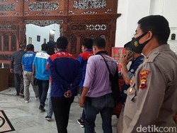 Buruh Brebes Ramai-ramai Datangi Pendopo Bupati, Ada Apa?