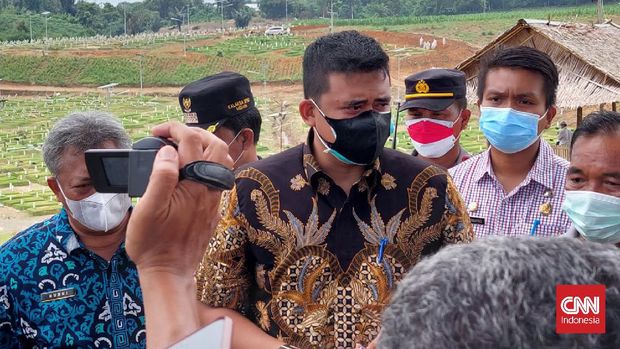 Bobby Nasution di TPU Covid Medan Wali Kota Medan Bobby Nasution di Tempat Pemakaman Umum (TPU) Khusus Covid-19 di Jalan Simalingkar, Medan, Kamis (5/8/2021). (CNNIndonesia/Farida)