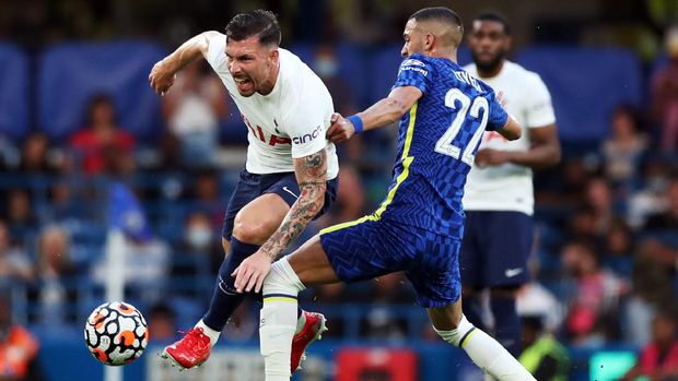 Soccer Football - Pre Season Friendly - Chelsea v Tottenham Hotspur - Stamford Bridge, London, Britain - August 4, 2021 Chelsea's Hakim Ziyech in action with Tottenham Hotspur's Pierre-Emile Hojbjerg Action Images via Reuters/Peter Cziborra