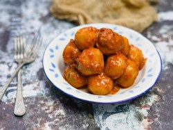 Modus Pamer Cilok, Bocah Ini Sukses Bikin Netizen Elus Dada