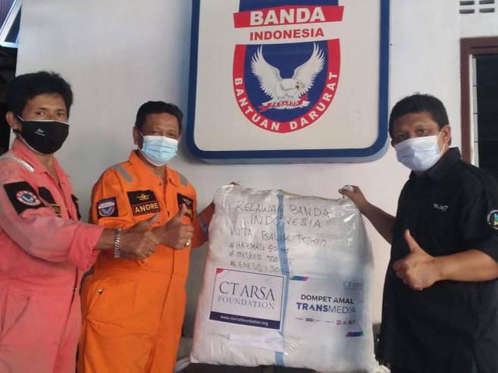 CT ARSA Foundation Beri Bantuan APD untuk Relawan Banda di Balikpapan