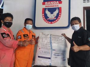CT ARSA Foundation Beri Bantuan APD untuk Relawan Banda di Balikpapan CT ARSA Foundation Beri Bantuan APD untuk Relawan Banda di Balikpapan