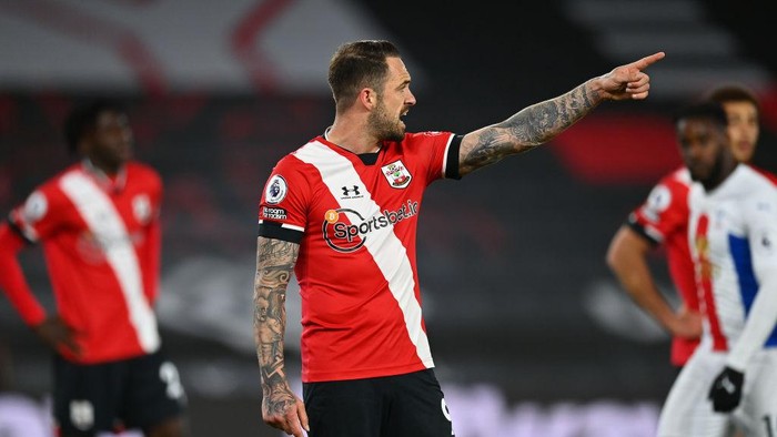 SOUTHAMPTON, ENGLAND - MAY 11: Danny Ings of Southampton points out during the Premier League match between Southampton and Crystal Palace at St Marys Stadium on May 11, 2021 in Southampton, England. Sporting stadiums around the UK remain under strict restrictions due to the Coronavirus Pandemic as Government social distancing laws prohibit fans inside venues resulting in games being played behind closed doors.  (Photo by Dan Mullan/Getty Images)