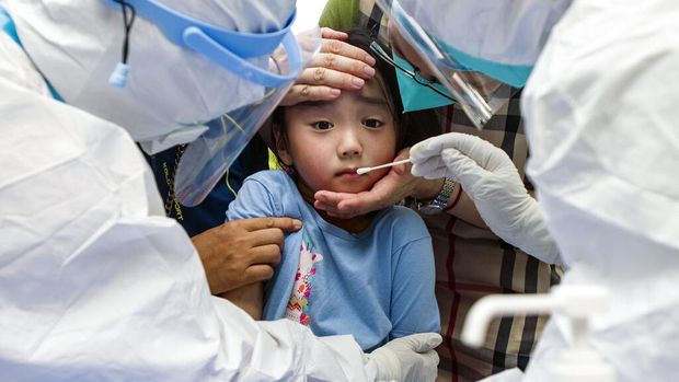 Wuhan kini kembali diserang virus Corona melalui varian delta. Pemerintah terkait pun gerak cepat dengan menggelar tes PCR massal.