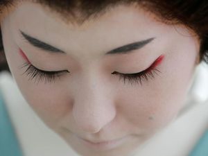 Turis Komplain ke Komodo Ketemu Beton-Geisha Terakhir Tokyo