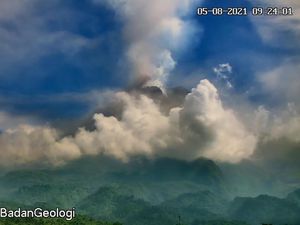 Gunung Merapi Muntahkan 6 Kali Awan Panas Sejak Pagi hingga Siang Ini