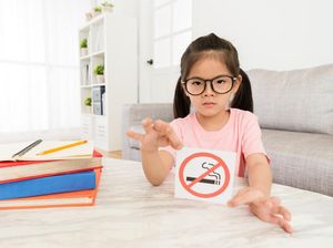 Mengenal Bahaya Thirdhand Smoke Meski Tak Merokok di Depan Anak Mengenal Bahaya Thirdhand Smoke Meski Tak Merokok di Depan Anak