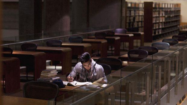 Ilustrasi mahasiswa belajar di perpustakaan