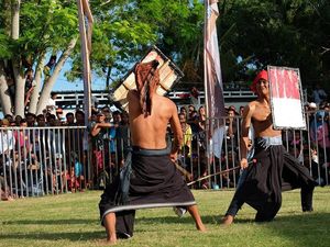 Peresean, Tradisi Unik 17 Agustus di Lombok Peresean, Tradisi Unik 17 Agustus di Lombok