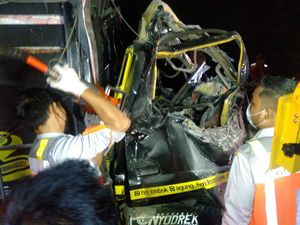 Truk Angkut Cabai Tabrak Tronton di Tol Jombang, Sopir dan Kernet Tewas