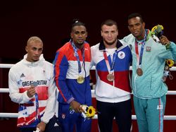 Kecewa Berat, Petinju Ini Ogah Kalungkan Perak di Olimpiade 2020