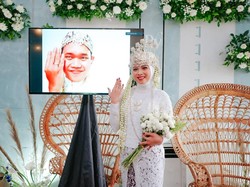 Viral Pengantin Sendirian di Pelaminan, Nikah Online karena Suami Corona