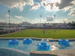 Asyik Banget, di Texas Bisa Nonton Bisbol Sambil Berenang di Air Hangat