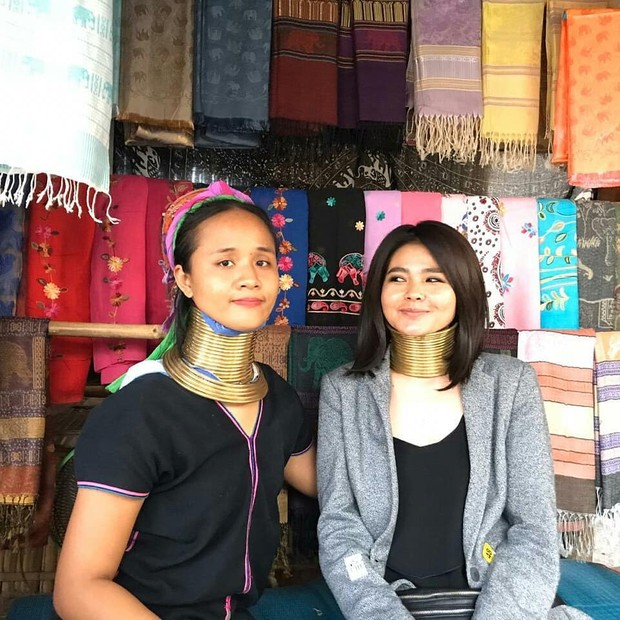 Leher panjang jadi standar kecantikan wanita suku Kayan di Burma/Instagram.com/ karinaranau9