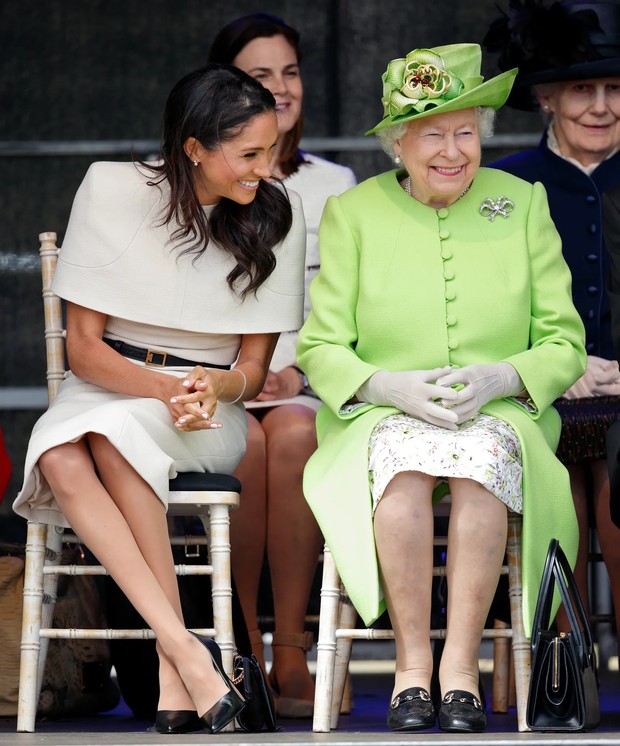 Meghan Markle menemani Ratu Elizabeth II dalam upacara pembukaan jembatan