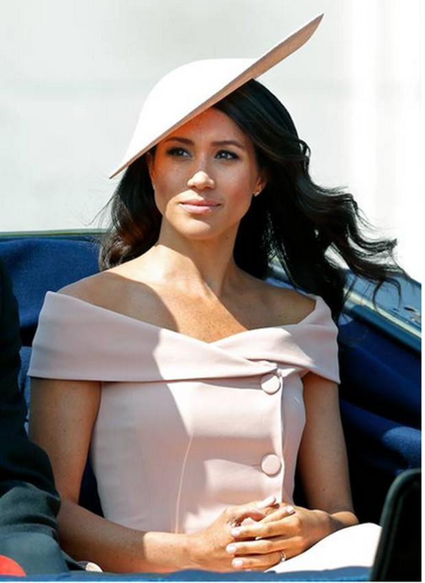 Meghan markle mengenakan gaun off the shoulder