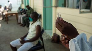 Momen Para Napi di Zimbabwe Divaksin COVID-19