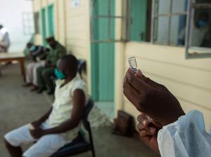 Momen Para Napi di Zimbabwe Divaksin COVID-19