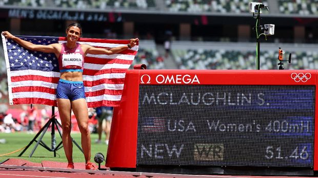 OLYMPICS-2020-ATH/W-400MHURD-FNL Tokyo 2020 Olympics - Athletics - Women's 400m Hurdles - Final - Olympic Stadium, Tokyo, Japan - August 4, 2021. Gold medallist Sydney McLaughlin of the United States celebrates after setting a new world record REUTERS/Lucy Nicholson