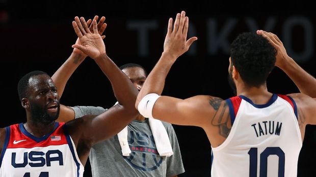 Tokyo 2020 Olympics - Basketball - Men - Semifinal - United States v Australia - Saitama Super Arena, Saitama, Japan - August 5, 2021. Jayson Tatum of the United States shakes hands with Draymond Green of the United States and Kevin Durant of the United States REUTERS/Brian Snyder