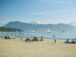 Bukan Tepi Laut, Ini 15 Pantai Tepi Danau di Swiss buat Main Voli