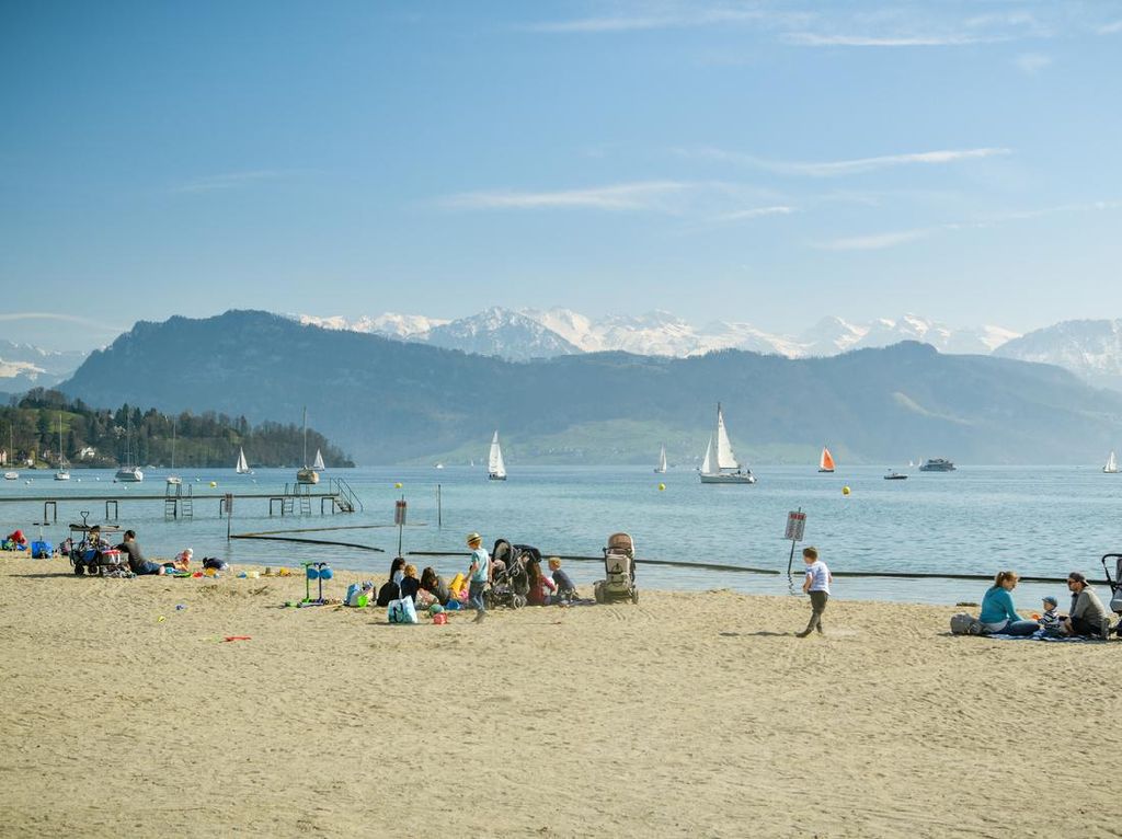 Bukan Tepi Laut, Ini 15 Pantai Tepi Danau di Swiss buat Main Voli Bukan Tepi Laut, Ini 15 Pantai Tepi Danau di Swiss buat Main Voli