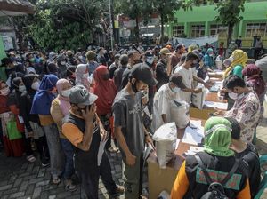 Duh, Penyaluran Bansos Beras di Bogor Timbulkan Kerumunan