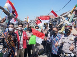 Polisi Sidoarjo Bagikan Bendera dan Sembako di Kampung Nelayan