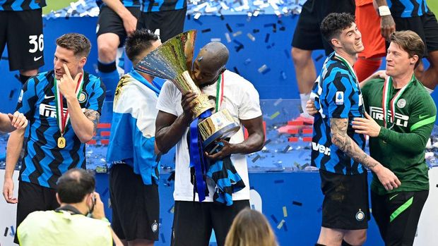 MILAN, ITALY - MAY 23: Romelu Lukaku of FC Internazionale celebrates with the Serie A trophy after the Serie A match between FC Internazionale Milano and Udinese Calcio at Stadio Giuseppe Meazza on May 23, 2021 in Milan, Italy. A limited number of fans will be allowed into Premier League stadiums as Coronavirus restrictions begin to ease in Italy. (Photo by Mattia Ozbot/Getty Images)