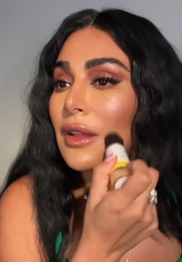 3 Cara Mudah Reapply Sunscreen Saat Full Makeup ala Founder Huda Beauty