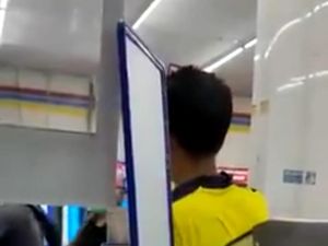 Geger Pria Ngamuk di Minimarket Tangsel Minta Duit Rp 10 Juta Geger Pria Ngamuk di Minimarket Tangsel Minta Duit Rp 10 Juta
