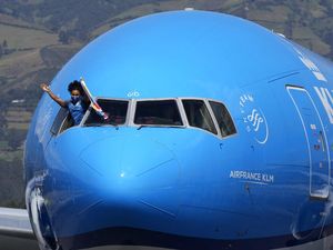 Tiba di Negaranya, Atlet Peraih Emas Olimpiade ini Dadah-dadah di Pesawat