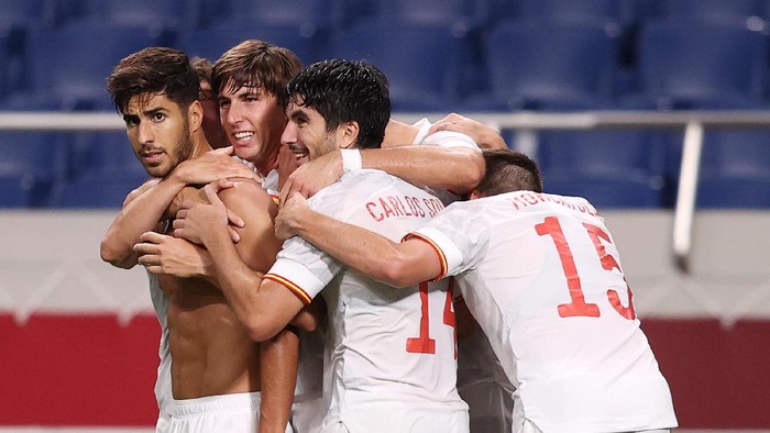 SAITAMA, JAPAN - AUGUST 03: Marco Asensio #7 of Team Spain celebrates with team mates after scoring their sides first goal during the Mens Football Semi-final match between Japan and Spain on day eleven of the Tokyo 2020 Olympic Games at Saitama Stadium on August 03, 2021 in Saitama, Japan. (Photo by Francois Nel/Getty Images)