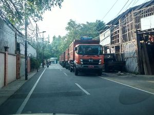 Truk-truk Parkir Makan Badan Jalan, Warga Jaksel Komplain ke Pemprov