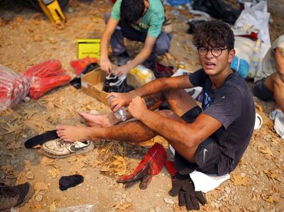 Tatkala Lelah Menyerang Para Relawan Pemadam Kebakaran di Turki