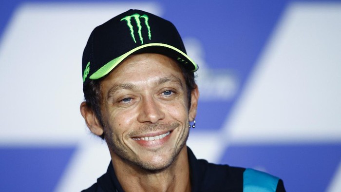 Valentino Rossi dipastikan pensiun dari MotoGP di akhir musim ini. (Foto: AP/Gerhard Schiel)