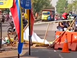 Viral Pria Tak Bermasker Ngamuk Lalu Rusak Banner PPKM di Sidoarjo