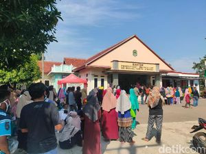 Pembagian Bantuan Beras 10 Kg di Palabuan Majalengka Timbulkan Kerumunan Pembagian Bantuan Beras 10 Kg di Palabuan Majalengka Timbulkan Kerumunan
