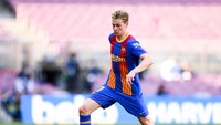 Frenkie De Jong yang perlahan nyetel dengan Barcelona sepertinya bakal menyegel posisi gelandang. De Jong memang diproyeksikan menggantikan Sergio Busquets yang sudah menua. David Ramos/Getty Images.