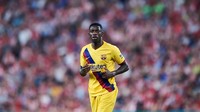 Jika tidak didera cedera, Ousmane Dembele akan mengisi posisi sayap kanan di Barcelona. Juan Manuel Serrano Arce/Getty Images.