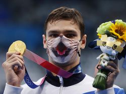 Raih Medali Emas, Atlet Ini Malah Nangis karena Tak Boleh Pakai Masker Kucing